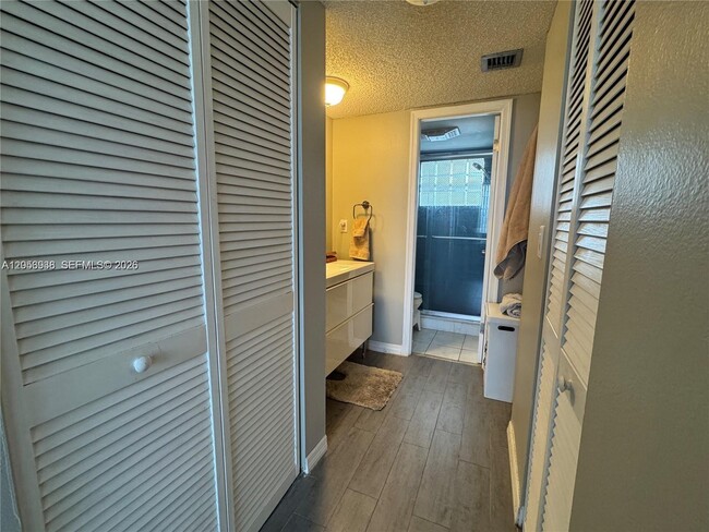 Building Photo - 9450 Poinciana Pl