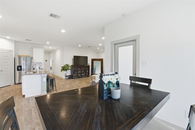 Building Photo - 130 Lk Wy Cir