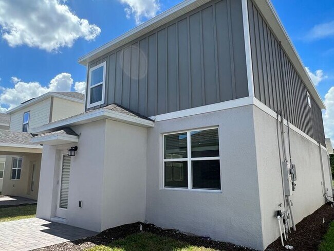 Building Photo - Nearly New 4 bedroom 2.5 bath St. Cloud home features SOLAR PANELS, Stainless Appliances, and Qua...