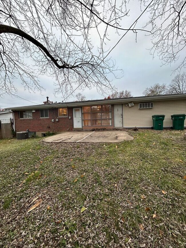 Building Photo - Charming 3-Bedroom Home with Fenced Backya...