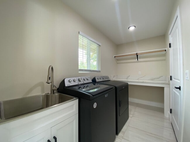 Building Photo - Move-In Ready 3-Bed, 2-Bath Home in Ainaloa – AC, Garage & Wi-Fi Included