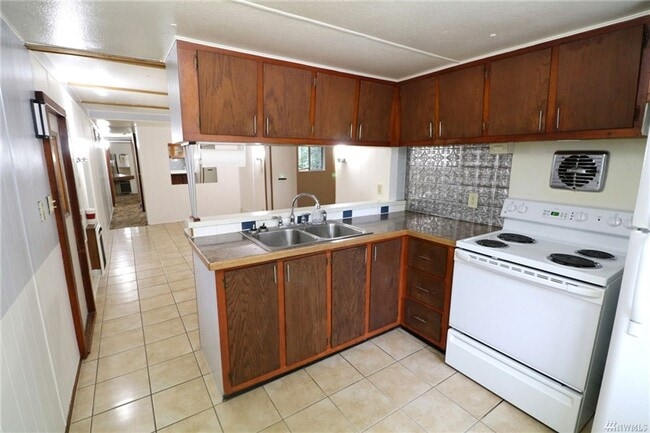 Building Photo - Bremerton Home with Bonus Rooms and Large Yard