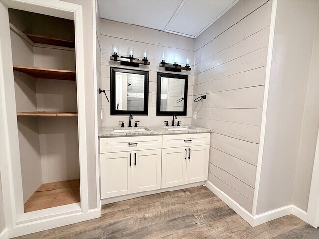 Building Photo - 710 N Rusk St