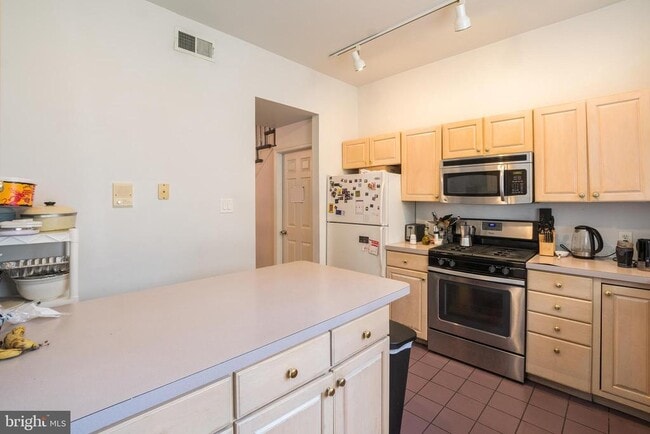 Building Photo - 1938 Pine St