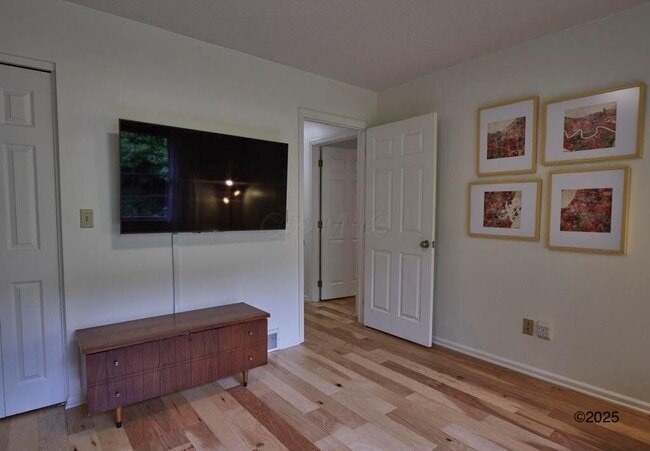 Building Photo - 532 W Broadway