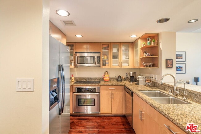 Building Photo - 13700 Marina Pointe Dr