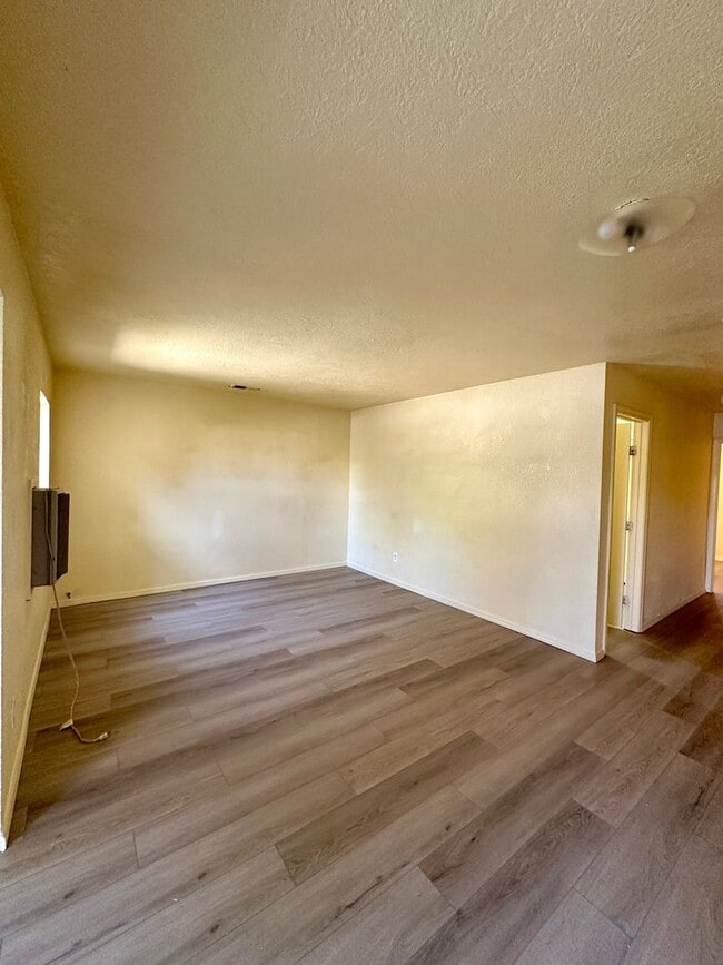 Building Photo - 3 Bedroom Home Ready to Rent
