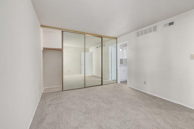 Building Photo - 6910 Hart Ln