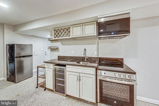 Building Photo - 627 Lamont St NW