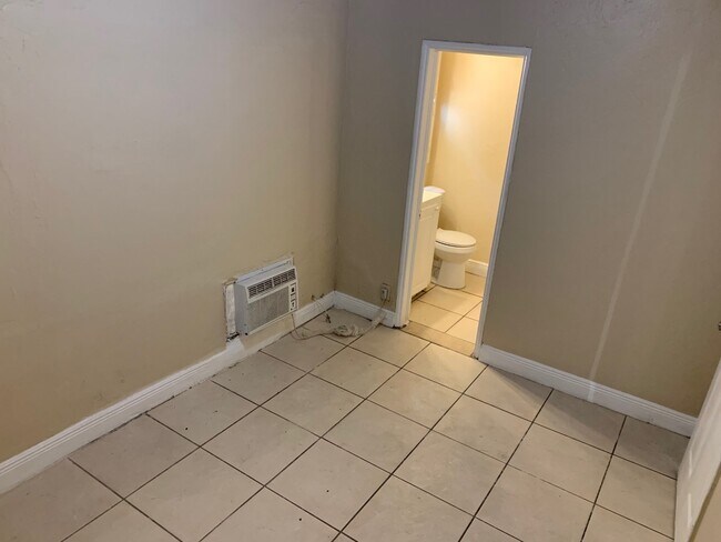 Building Photo - 825 N 19th Ave Hollywood, FL 33020-3596