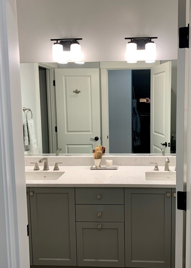 Master Bathroom - 16524 Boones Ferry Rd