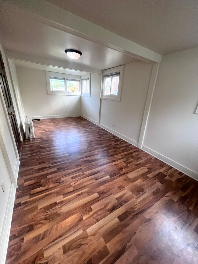 Building Photo - 716 N Walnut St