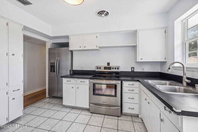 Building Photo - 8056 Catawba Dr