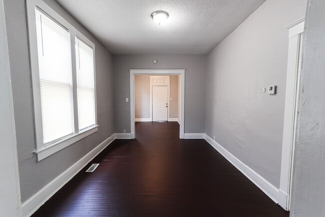 Building Photo - Just updated 2 bed 1 bath