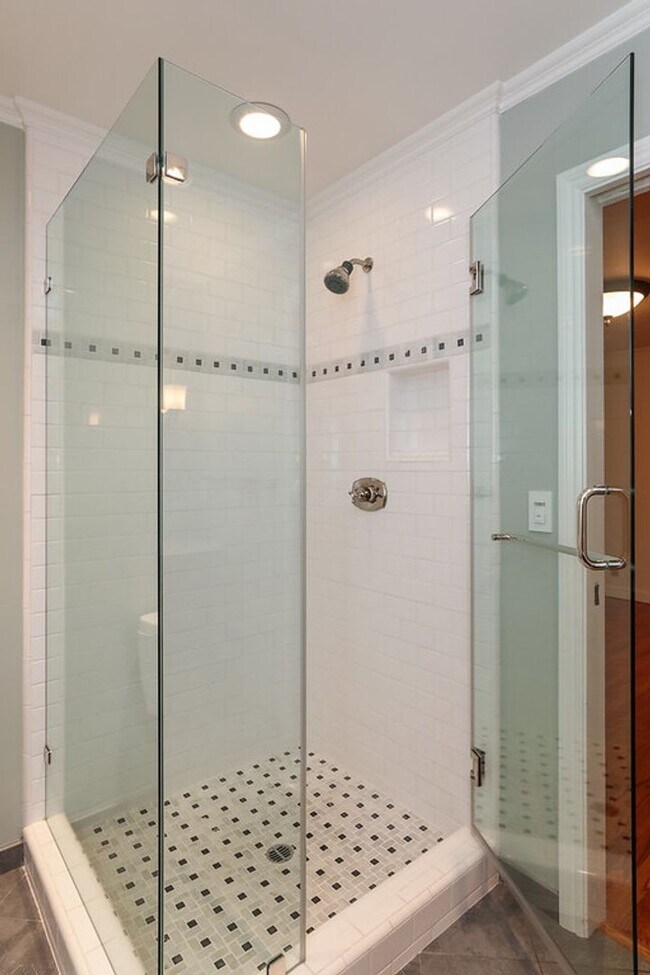Building Photo - Expansive 6 Bed, 3.5 Bath Executive Home i...