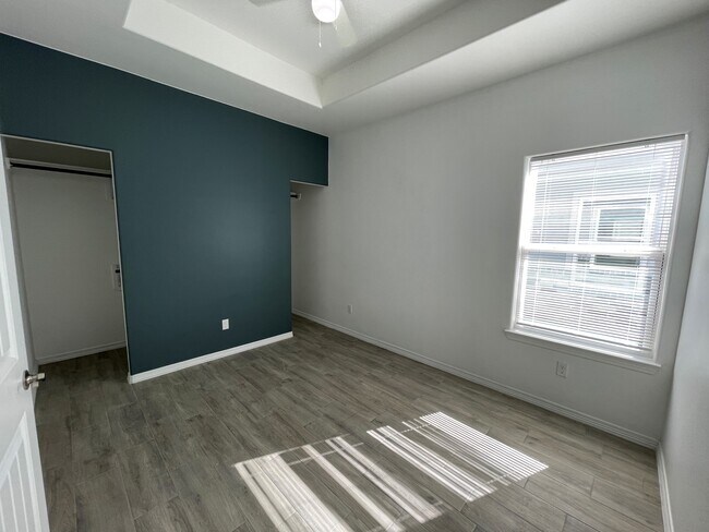 Building Photo - 3637 Moreland Dr