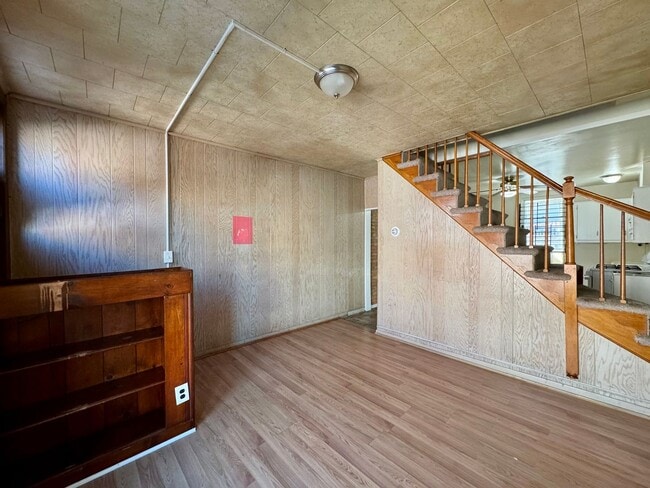 Building Photo - Charming 2 Bedroom/1 Bathroom Townhome in Ellwood Park–Monument neighborhood!