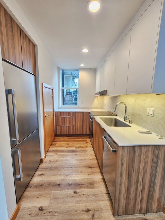 Building Photo - Beautiful 2 Bed 1.75 Bath Townhome in Central District