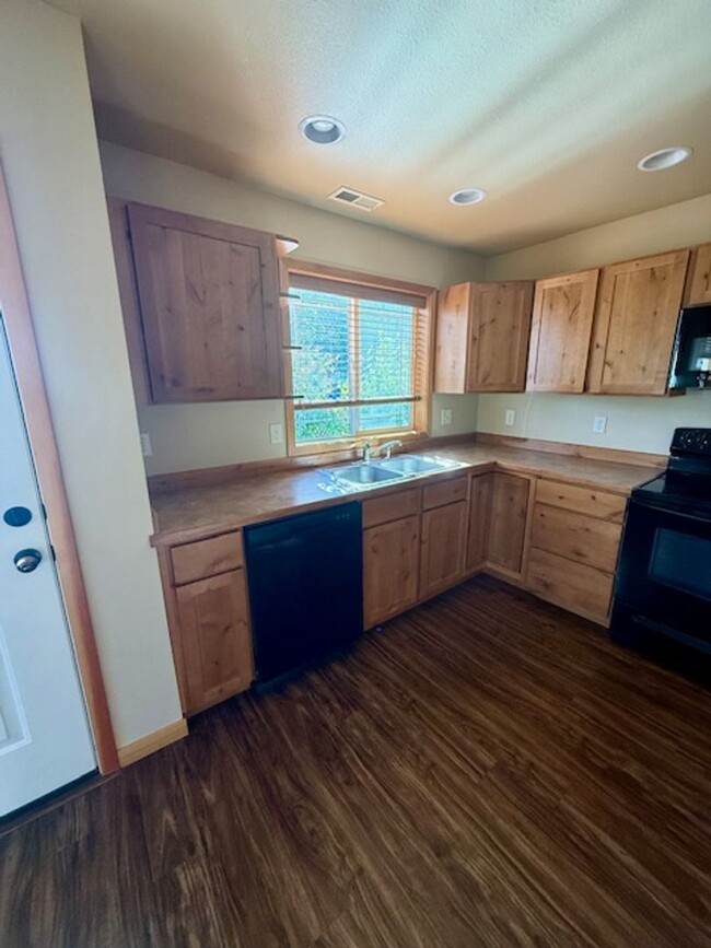 Building Photo - 3 Bedrooms 2 1/2 Bathroom Townhouse