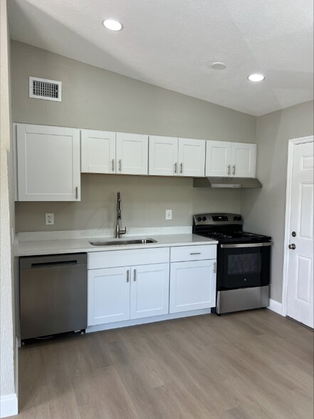 Building Photo - 3235 Oakley Ave S