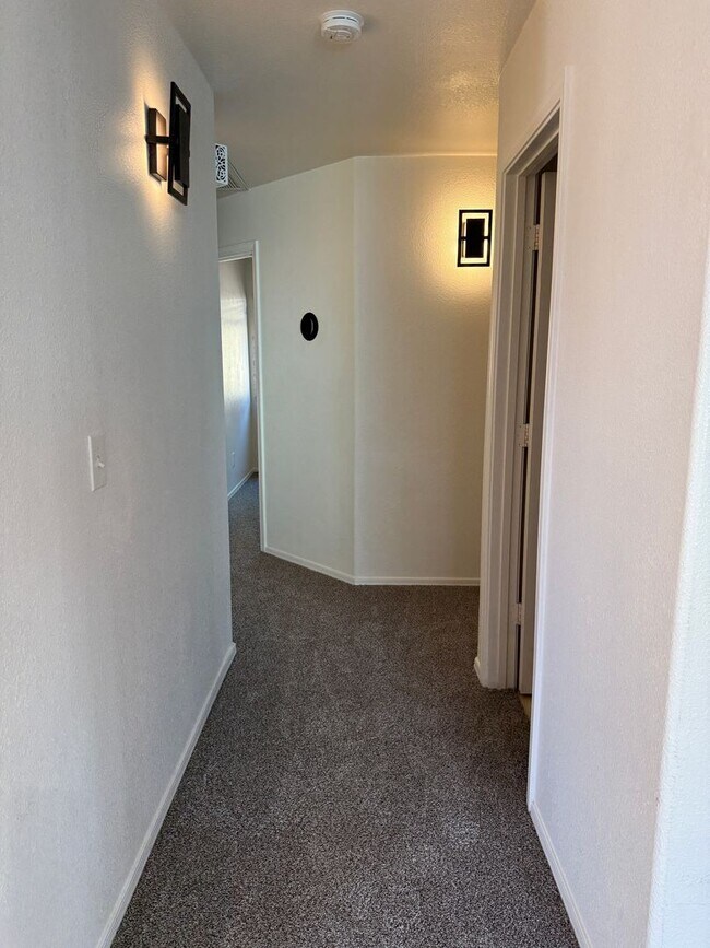 Building Photo - NEW CARPET! 3 Bed / 2 Bath Single Family H...