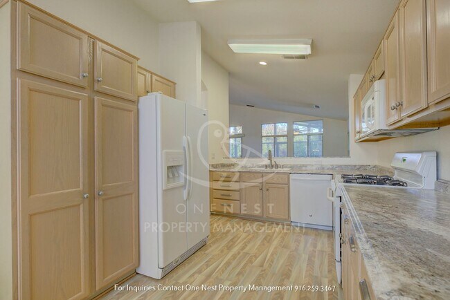 Building Photo - Welcome to Your Dream 55+ Oasis in Sun City Roseville!