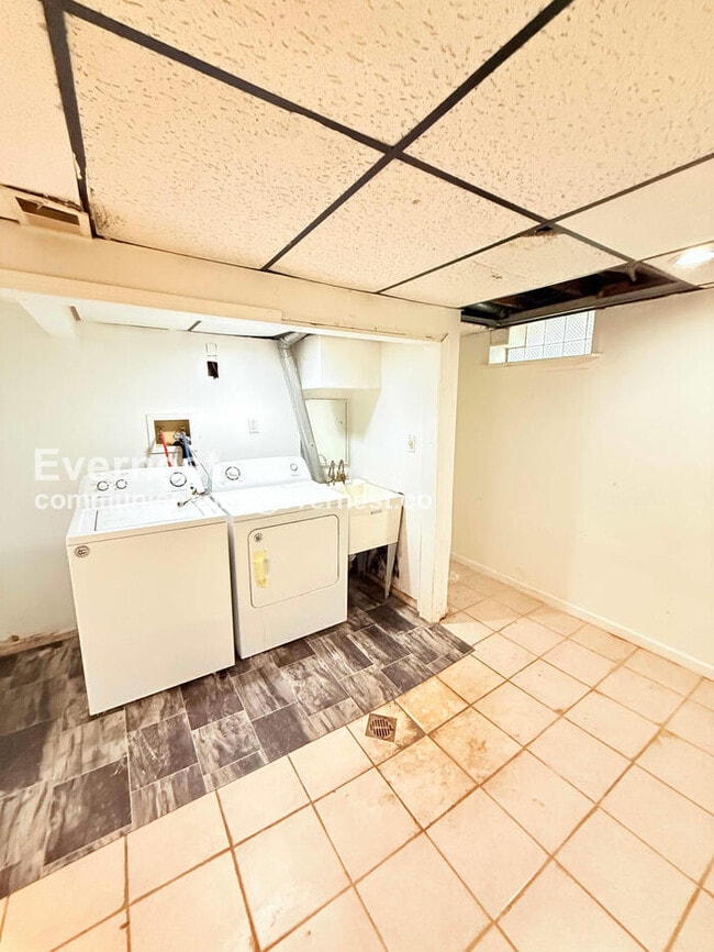 Building Photo - 25337 Ivanhoe Ave