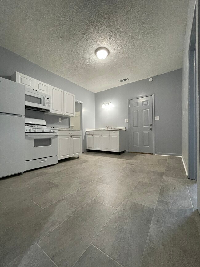 Building Photo - 916 Swann St