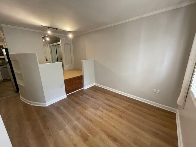Building Photo - STUDIO APARTMENT LEASING NOW! 1/2 DEPOSIT SPECIAL