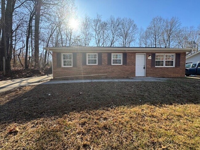 Building Photo - ****** HALF OFF FIRST FULL MONTH OF RENT!! ******