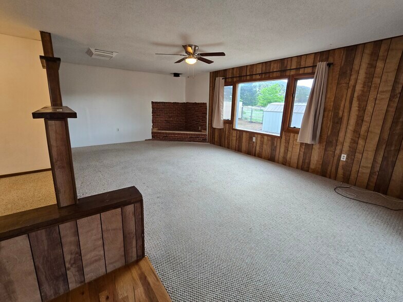 Building Photo - 403 Greenway Dr