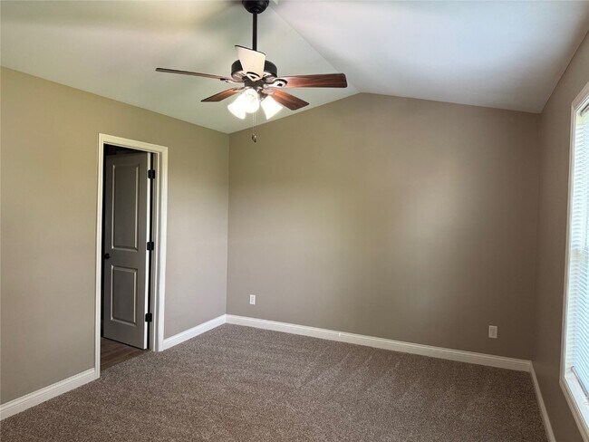Building Photo - 346 Stone Village Dr