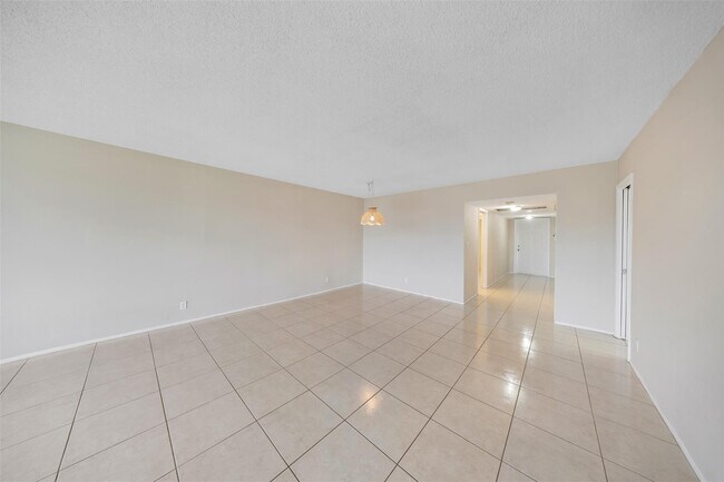 Building Photo - 2601 S Palm Aire Dr