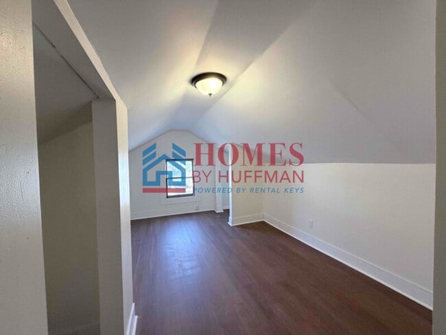 Building Photo - Three Bedroom House | Move In Ready!