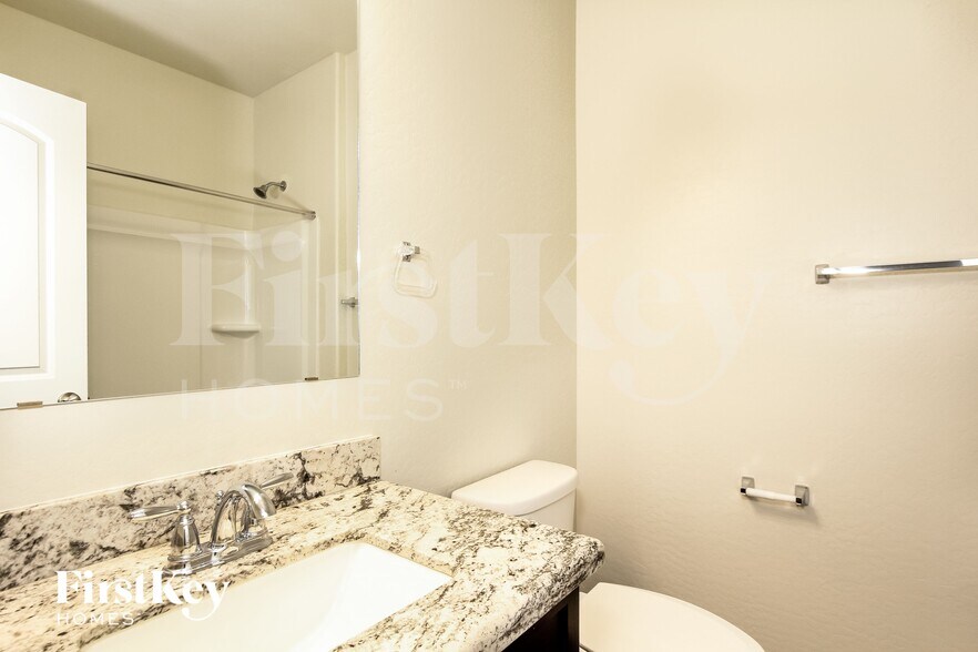 Building Photo - 2635 W Tamarisk Ave