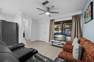 Building Photo - 735 SE 4th Ave