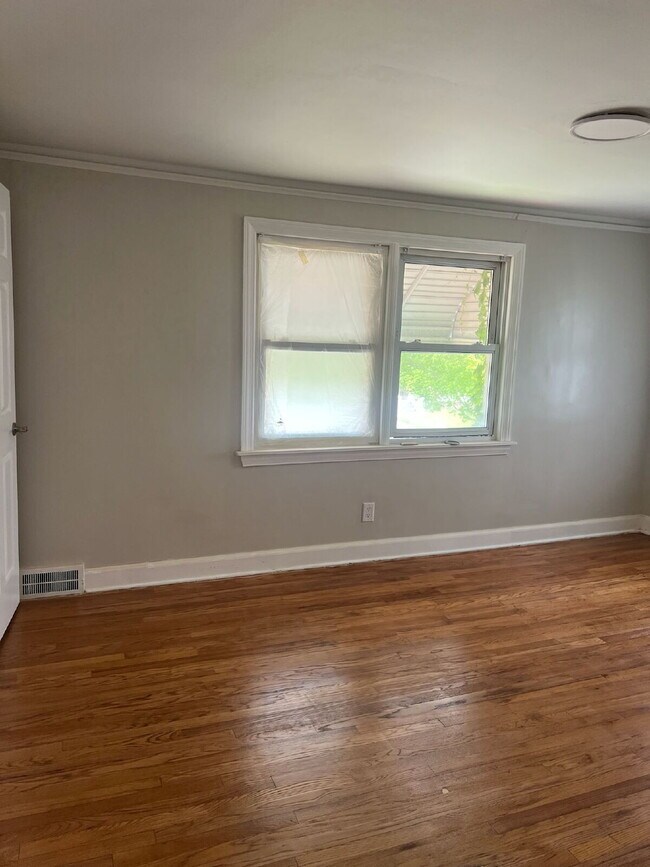 Building Photo - 3-Bedroom Gem on Indiana St with Spacious ...