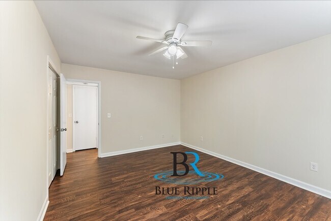 Building Photo - Spacious 3BR/2Bth Prime Smyrna Location on...