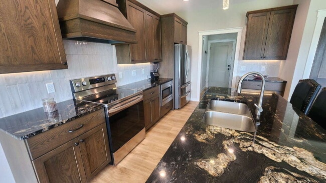 Building Photo - 5 Bedroom, 3 Full Bathroom House with 3 Ca...