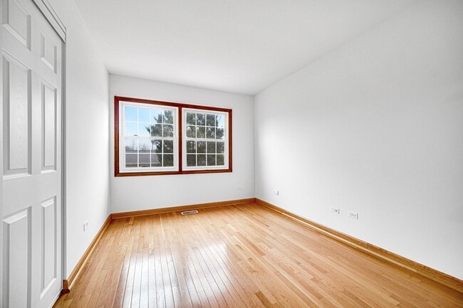 Building Photo - 4 Bed 2.5 Bath in Des Plaines