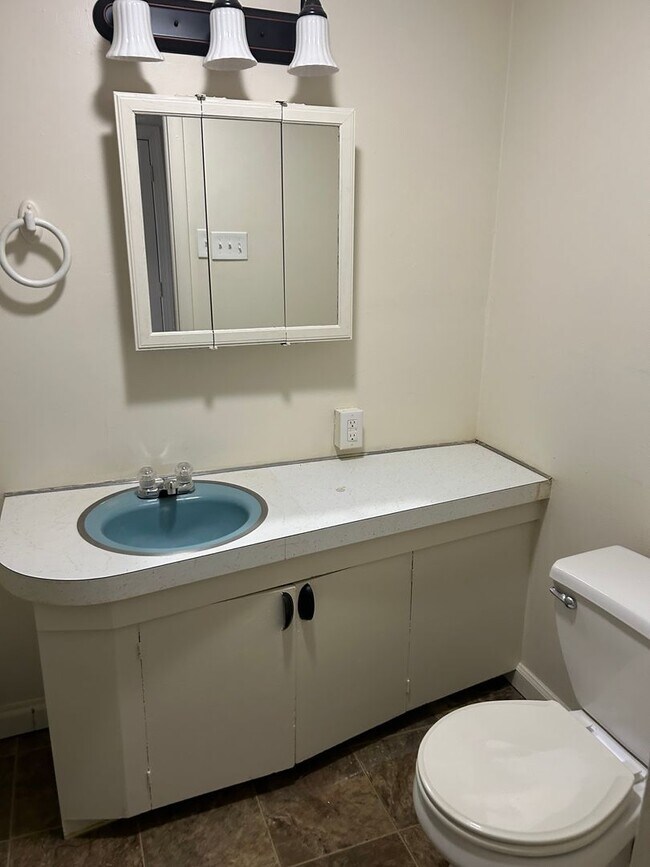 Building Photo - 758 W King St