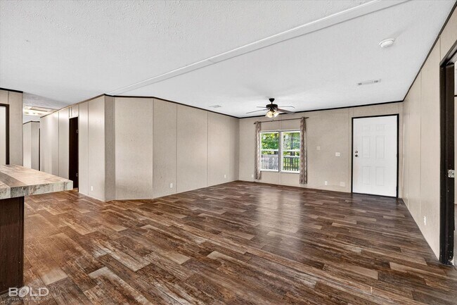 Building Photo - 4BD/2BA home with fenced back yard.