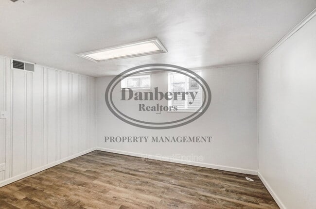 Building Photo - 1133 N Byrne Rd