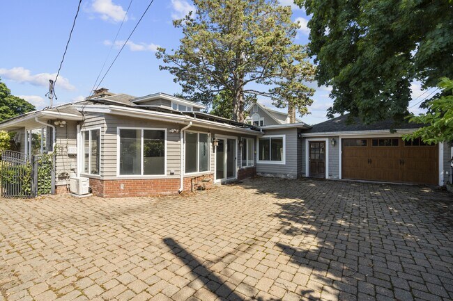 Building Photo - 25 Crescent Bluff Ave