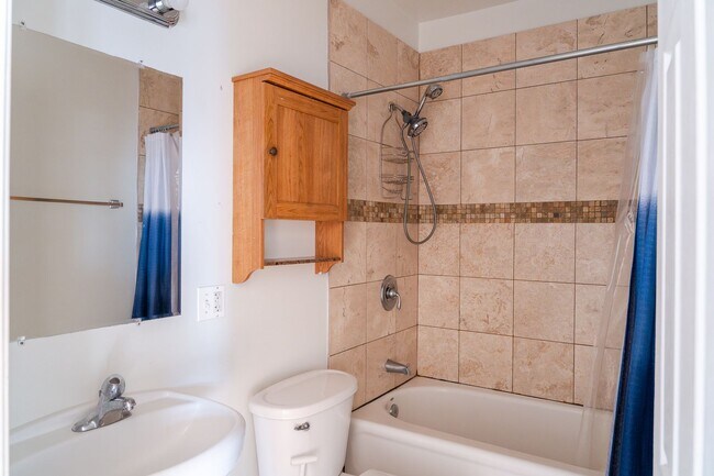 Building Photo - North Lincoln Square - 2 Bed / 1 Bath - In Unit Laundry