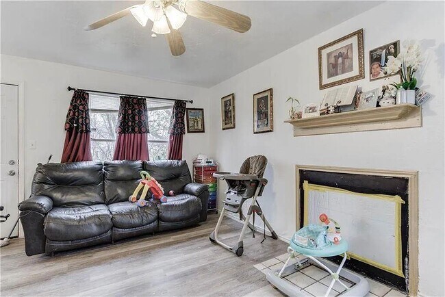 Building Photo - 6900 Hyland Cir