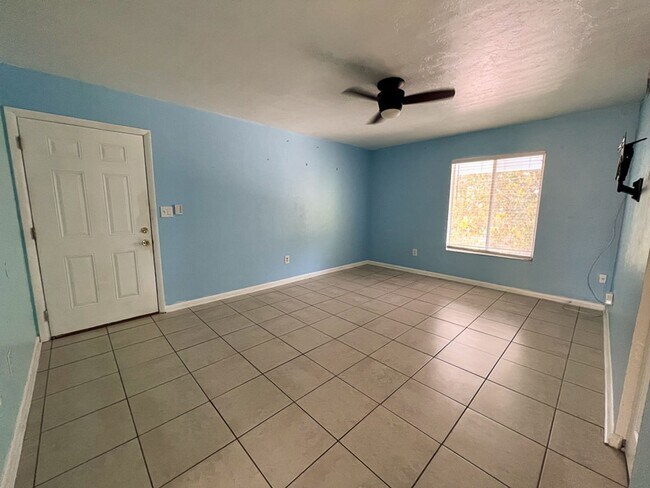 Building Photo - 2BR/1BA Flat Biking/Walking Distance to UF...