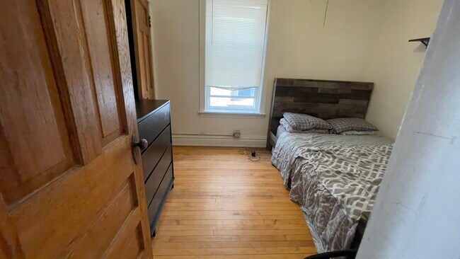 middle bedroom - 3730 N Magnolia Ave