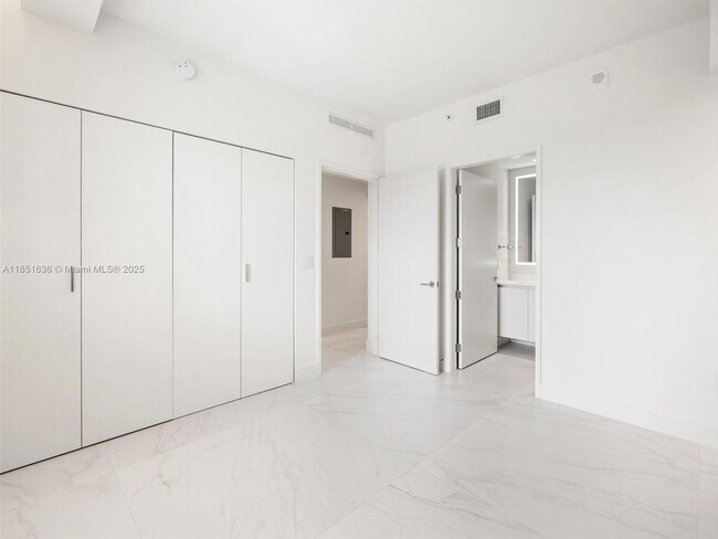 Building Photo - 700 NE 24th St