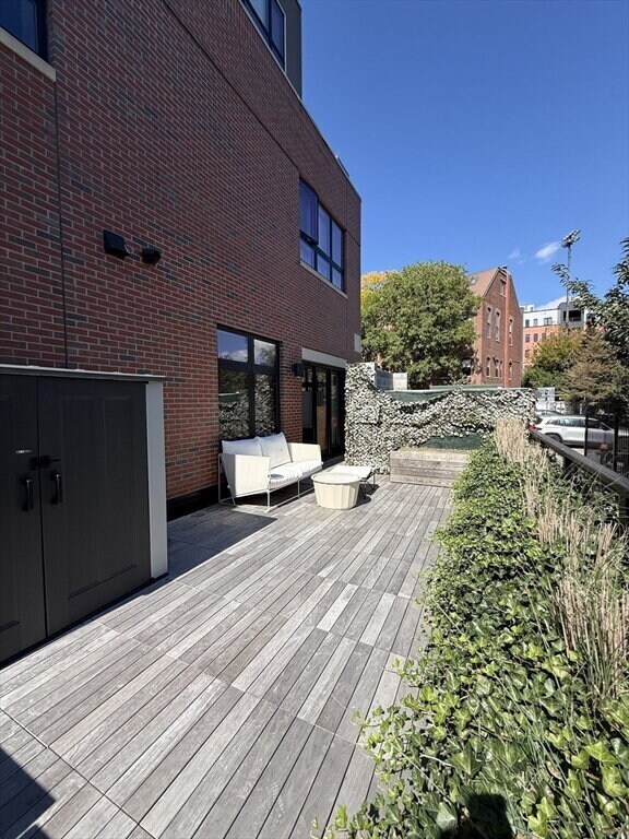 Building Photo - "Charming 1-Bed Boston Retreat with Granite Touches, Cozy Fireplace & Hardwood Elegance!"